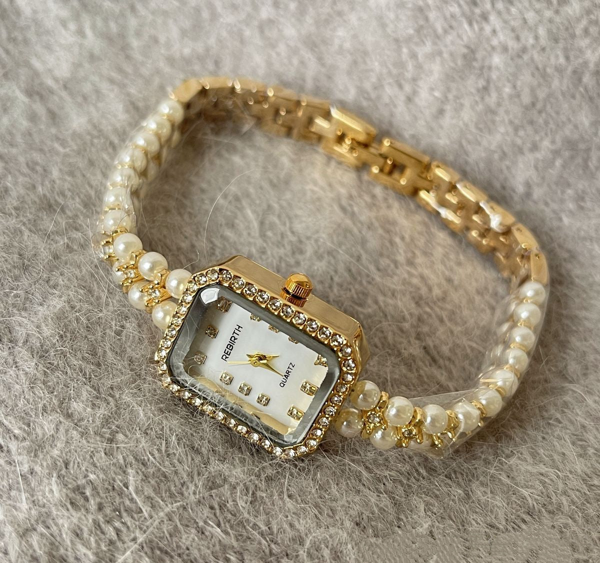 Elegant and Luxurious Watch with Square Pearl Watch Strap